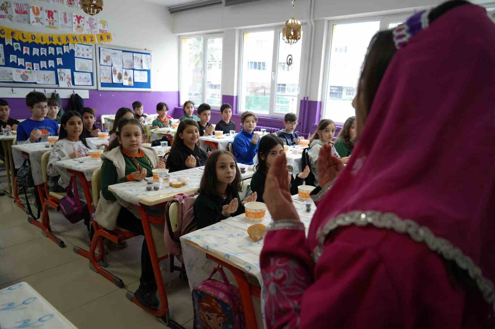 Minik öğrenciler ilk kez "tekne orucu" tutmanın sevincini yaşadı
