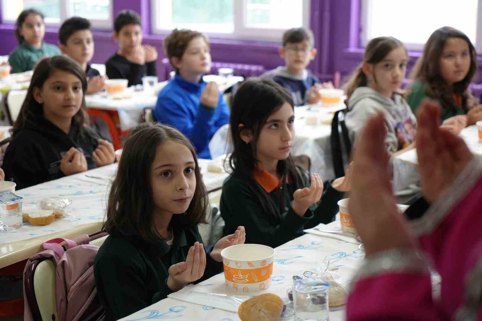 Minik öğrenciler ilk kez "tekne orucu" tutmanın sevincini yaşadı
