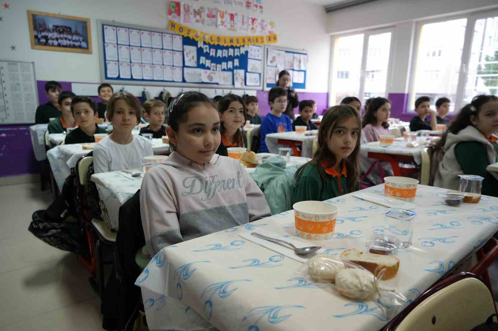 Minik öğrenciler ilk kez "tekne orucu" tutmanın sevincini yaşadı
