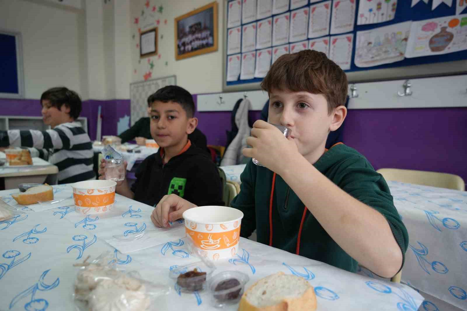 Minik öğrenciler ilk kez "tekne orucu" tutmanın sevincini yaşadı
