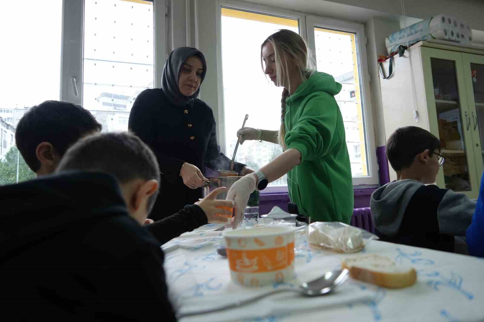 Minik öğrenciler ilk kez "tekne orucu" tutmanın sevincini yaşadı
