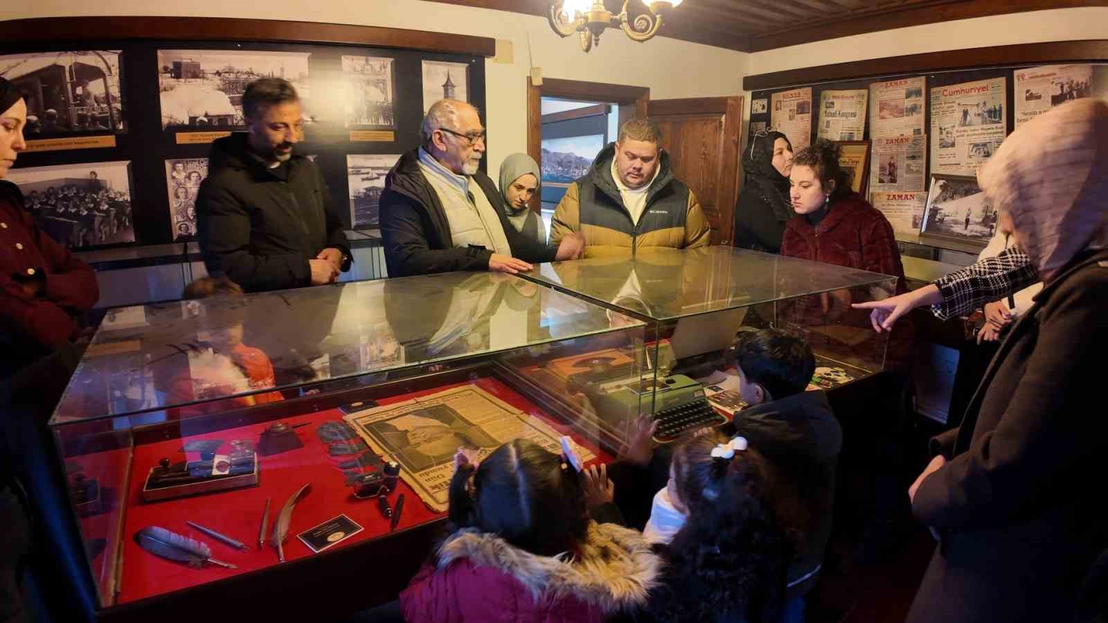 Minik öğrenciler Kocaeli’nin basın tarihini öğrendi
