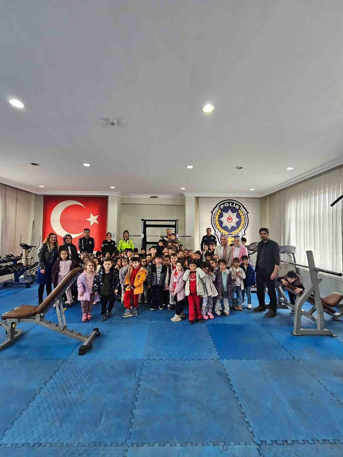 Minik öğrenciler, polisliği öğrendi
