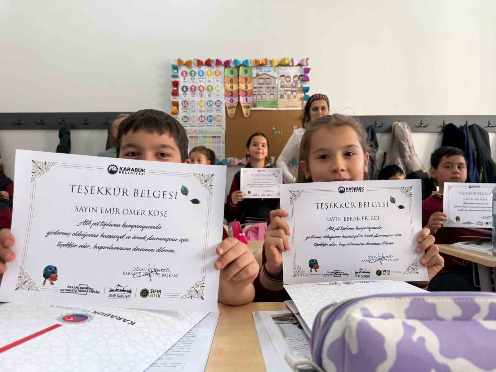 Minik öğrencilerden anlamlı proje: kapı kapı dolaşıp atık pil topladılar
