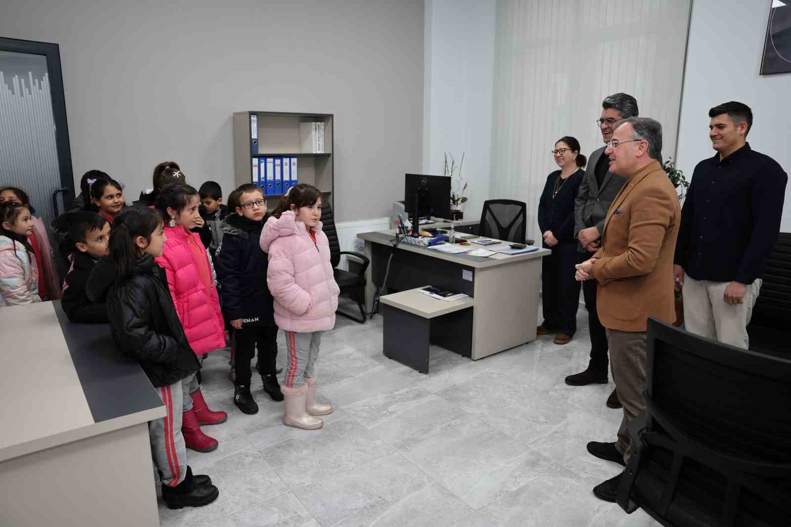 Minik öğrencilerden Başkan Özdoğan’a ziyaret
