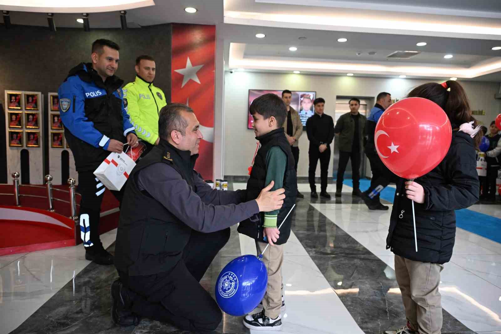 Minik öğrencilerden Emniyet Müdürlüğüne Polis Haftası ziyareti

