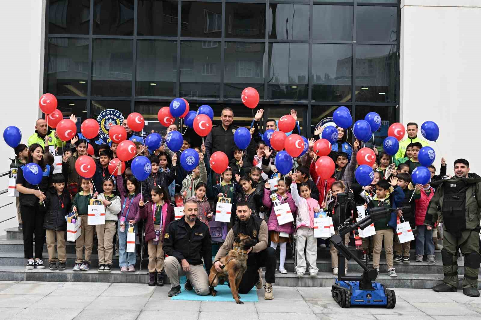 Minik öğrencilerden Emniyet Müdürlüğüne Polis Haftası ziyareti
