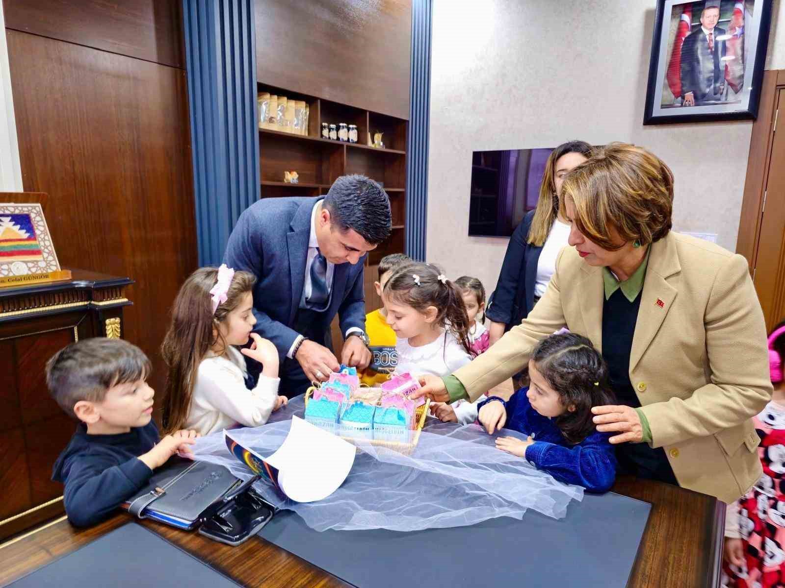 Minik öğrencilerden Kaymakam Güngör’e anlamlı ziyaret
