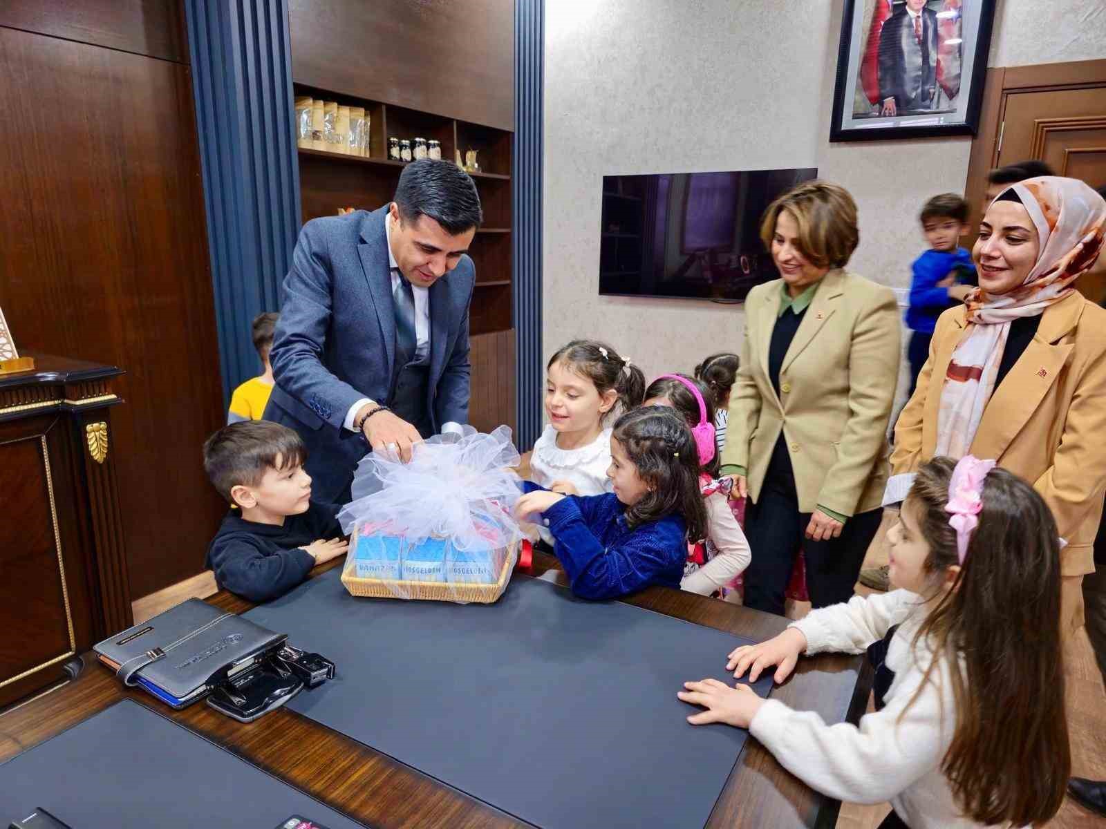 Minik öğrencilerden Kaymakam Güngör’e anlamlı ziyaret
