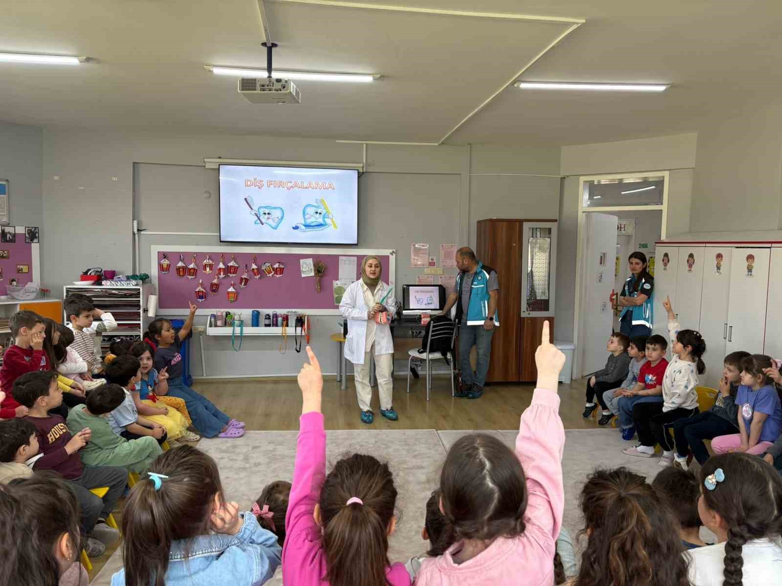 Minik öğrencilere diş eğitimi ve 112 tanıtımı yapıldı
