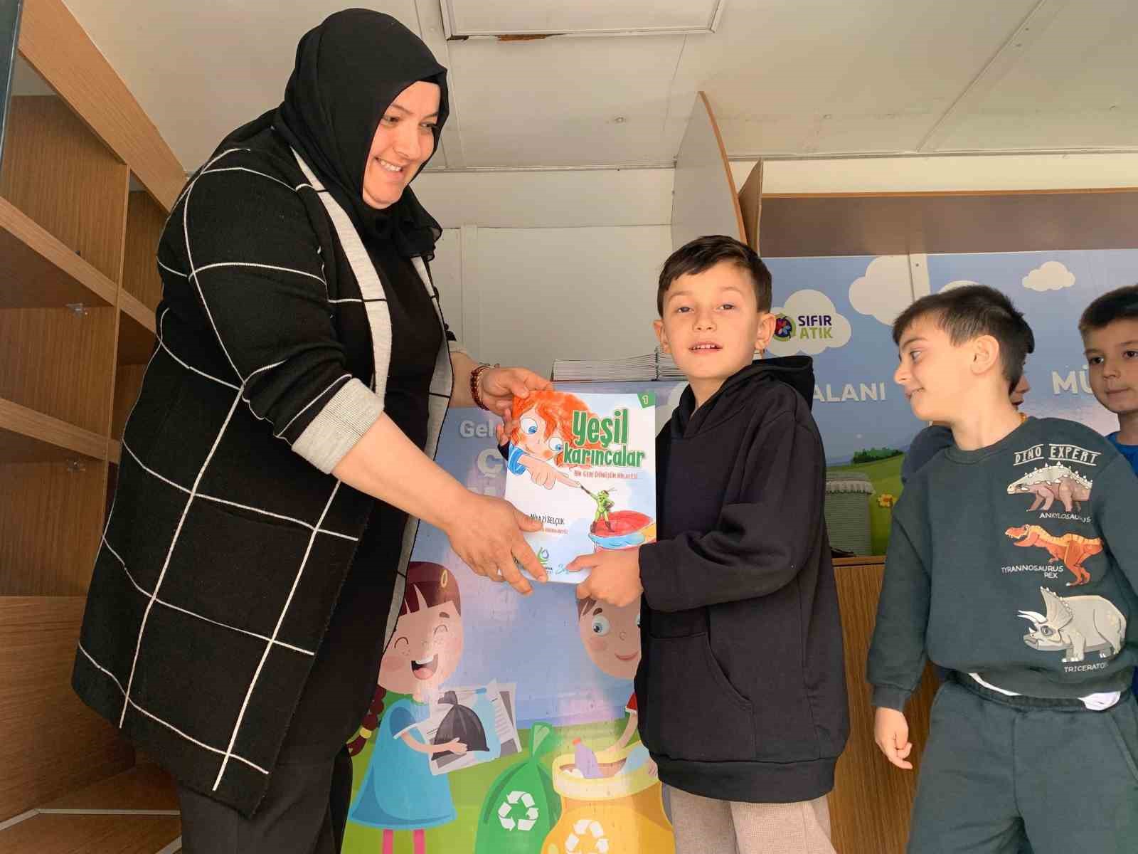 Minik öğrencilere gezici araçla sıfır atık dersi
