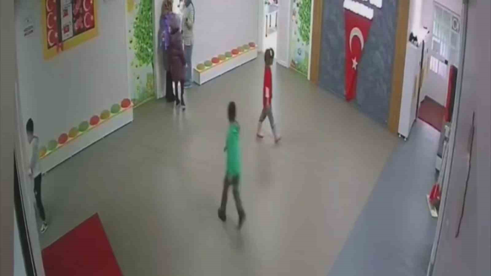 Minik öğrencilerin bayrak hassasiyeti duygulandırdı
