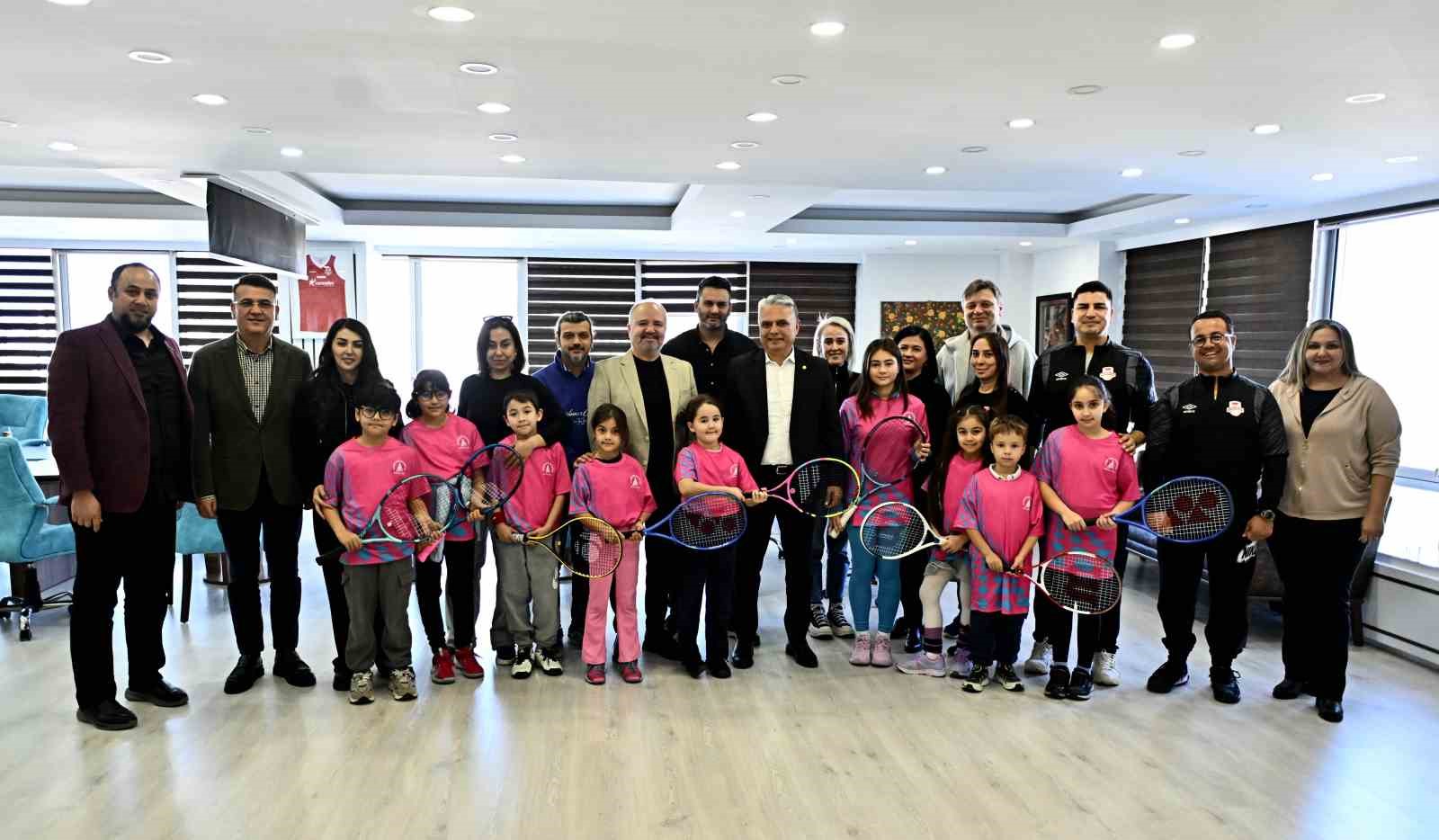 Minik raketler turnuva yolunda
Minik raketler turnuva yolunda