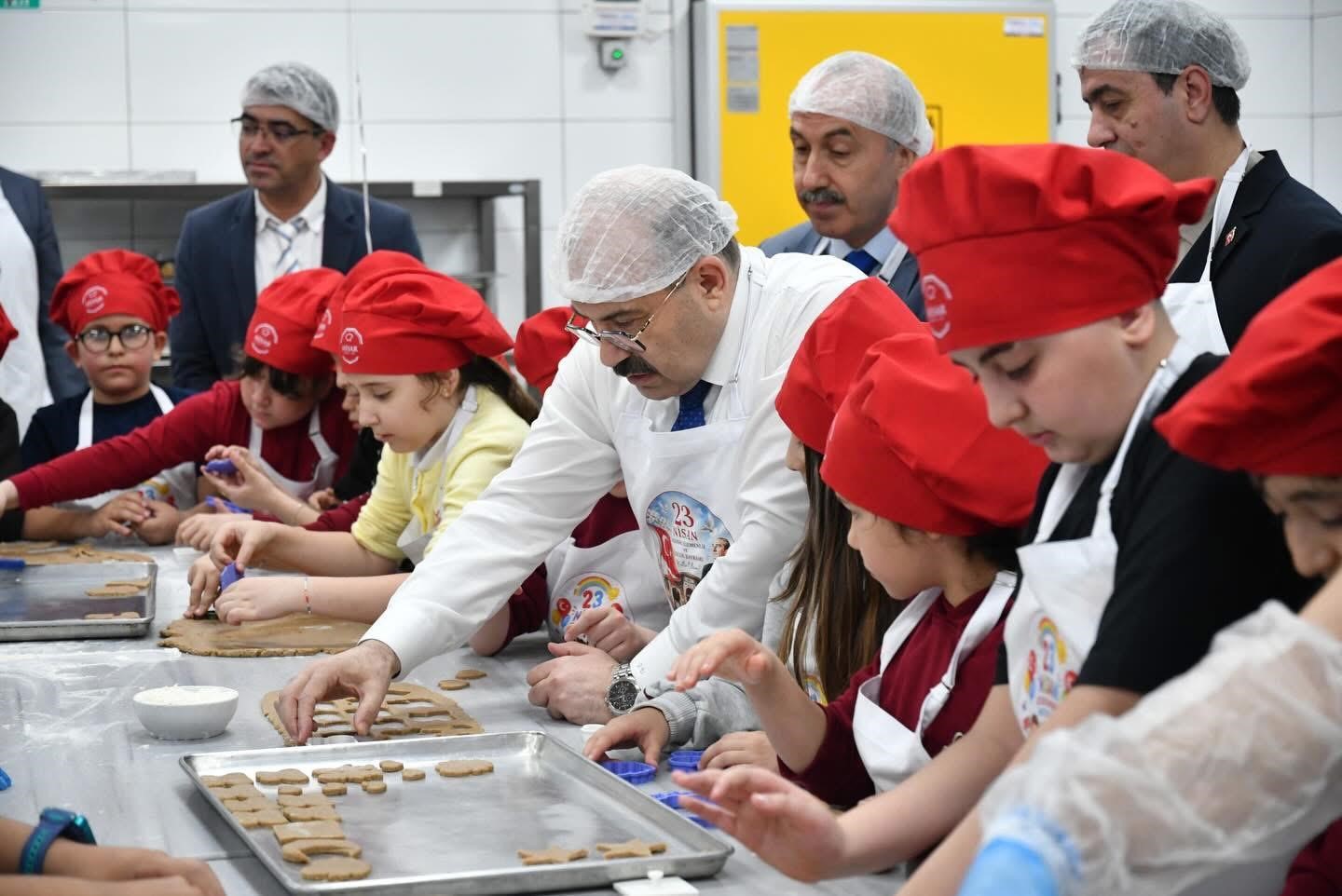 Minik şeflerden 23 Nisan’a özel kurabiye
