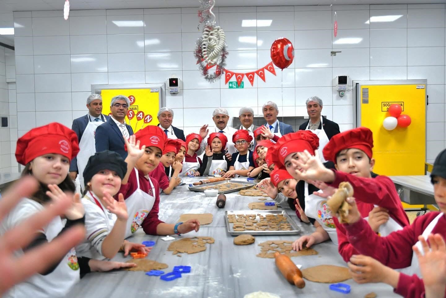 Minik şeflerden 23 Nisan’a özel kurabiye
