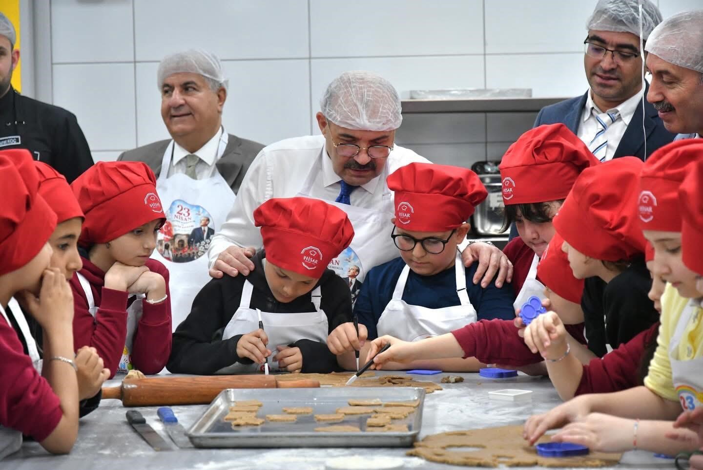 Minik şeflerden 23 Nisan’a özel kurabiye
