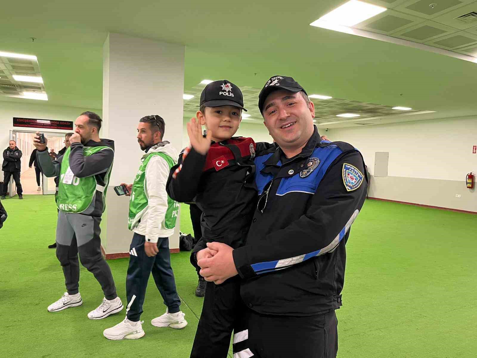 Minik taraftarlar Polis Haftası kapsamında üniforma ile sahaya çıktı
