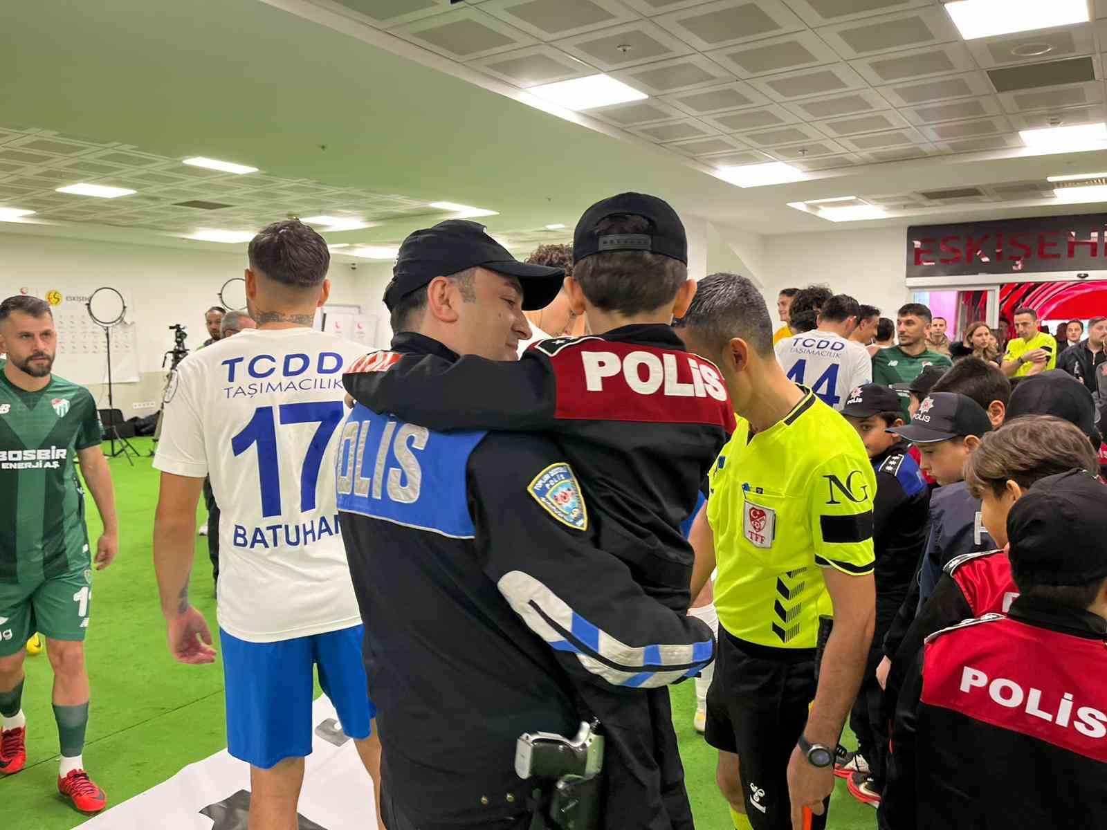 Minik taraftarlar Polis Haftası kapsamında üniforma ile sahaya çıktı
