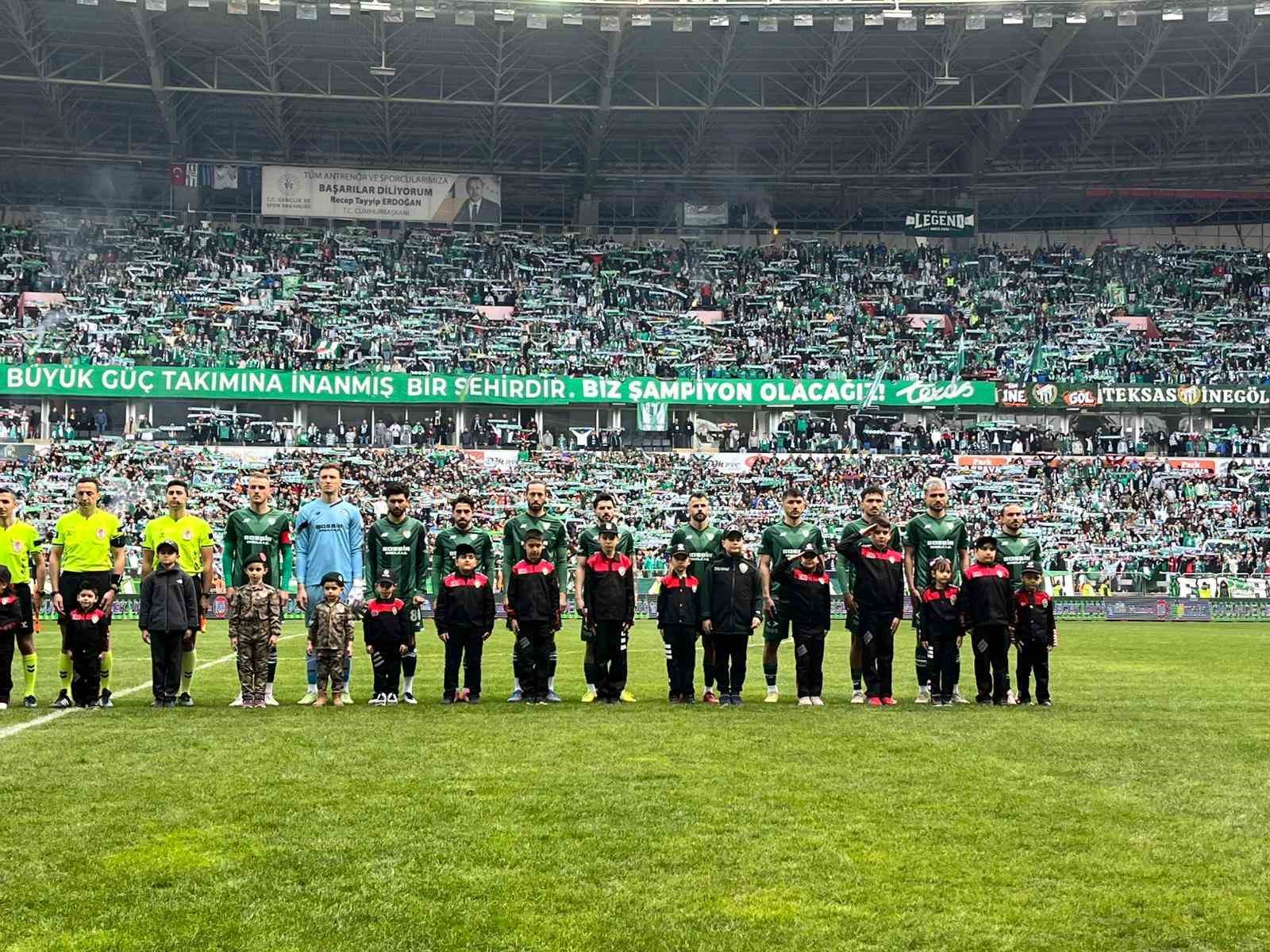 Minik taraftarlar Polis Haftası kapsamında üniforma ile sahaya çıktı
