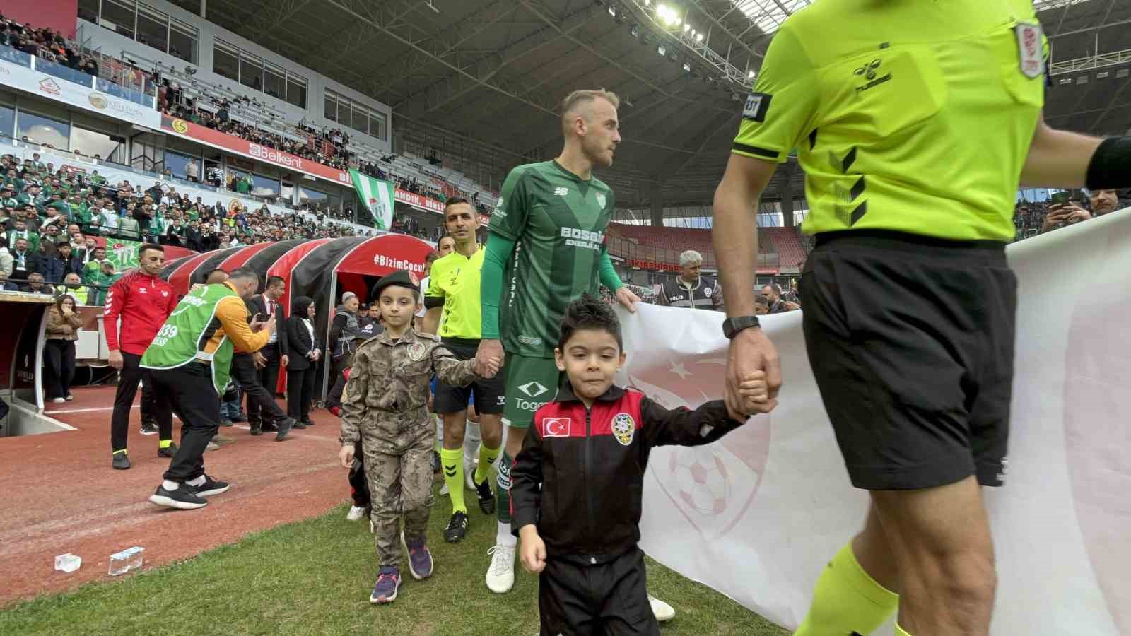 Minik taraftarlar Polis Haftası kapsamında üniforma ile sahaya çıktı
