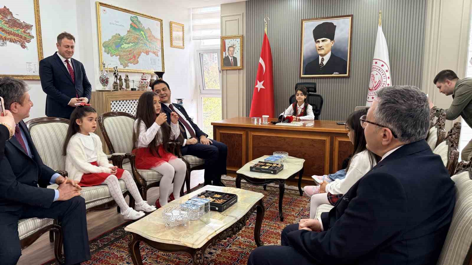 Minik vali okullarda güvenlik tedbirlerinin artırılması talimatı verdi
