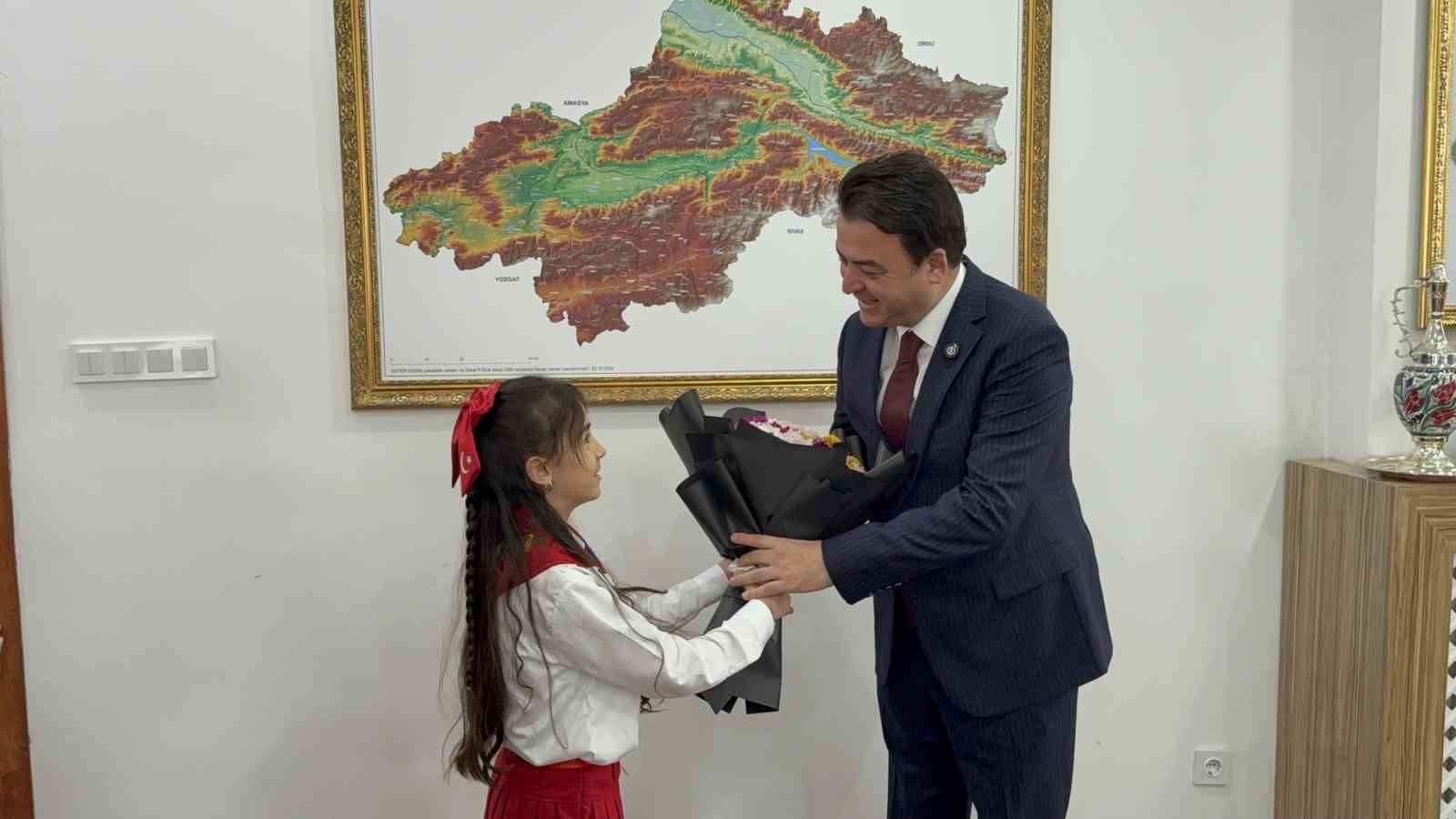 Minik vali okullarda güvenlik tedbirlerinin artırılması talimatı verdi
