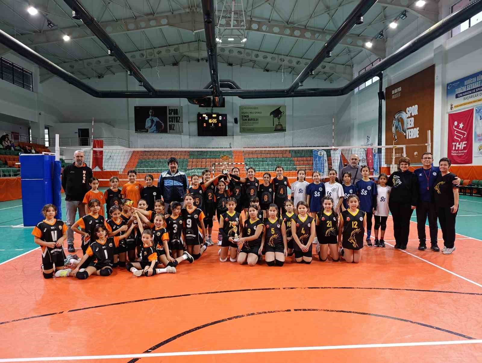 Minik voleybolcular Köyceğiz’de buluştu
