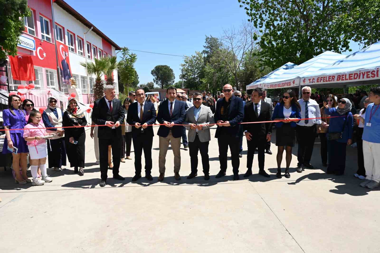 Minik yazarlar kitaplarını imzaladı
