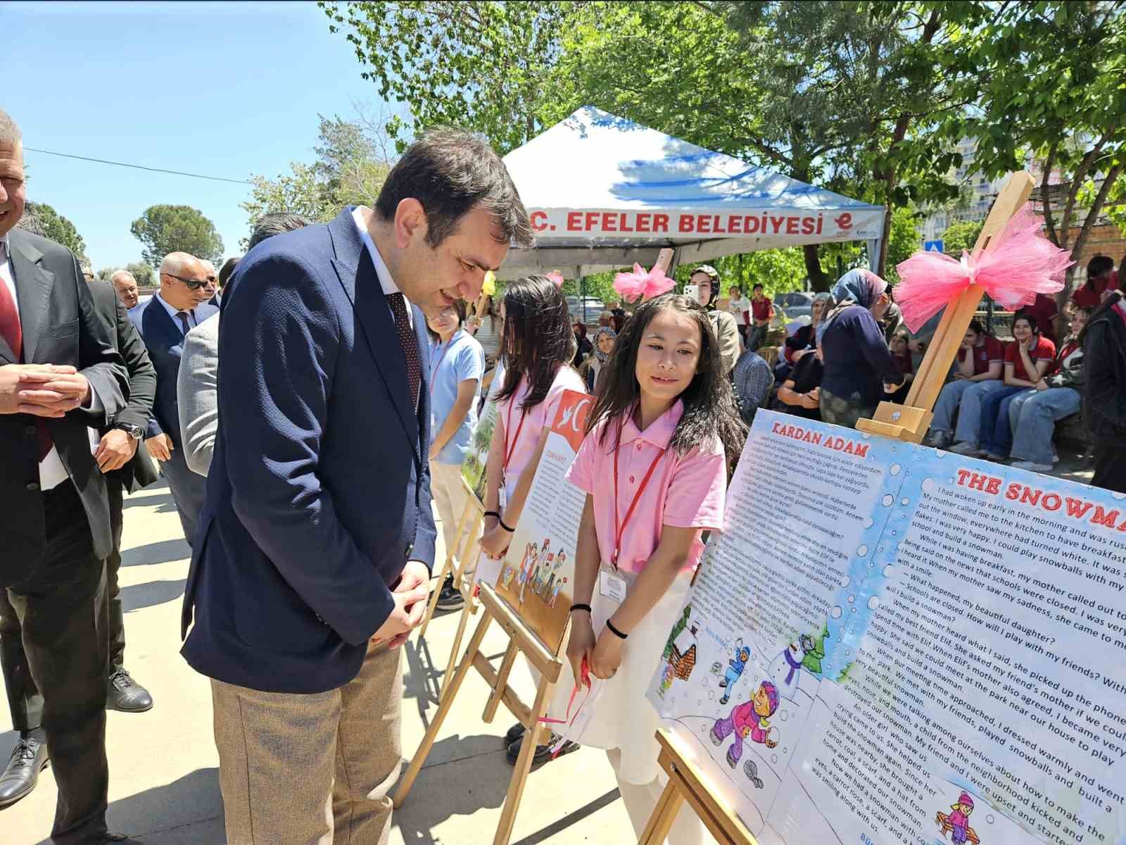 Minik yazarlar kitaplarını imzaladı
