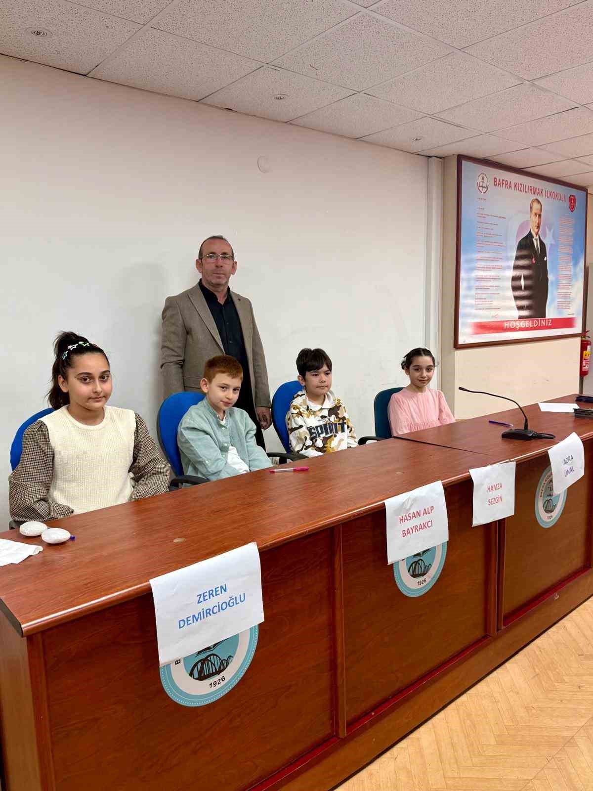 Minik yazarlardan büyük davranış: Kitaplarını sattılar, köy okuluna umut oldular
