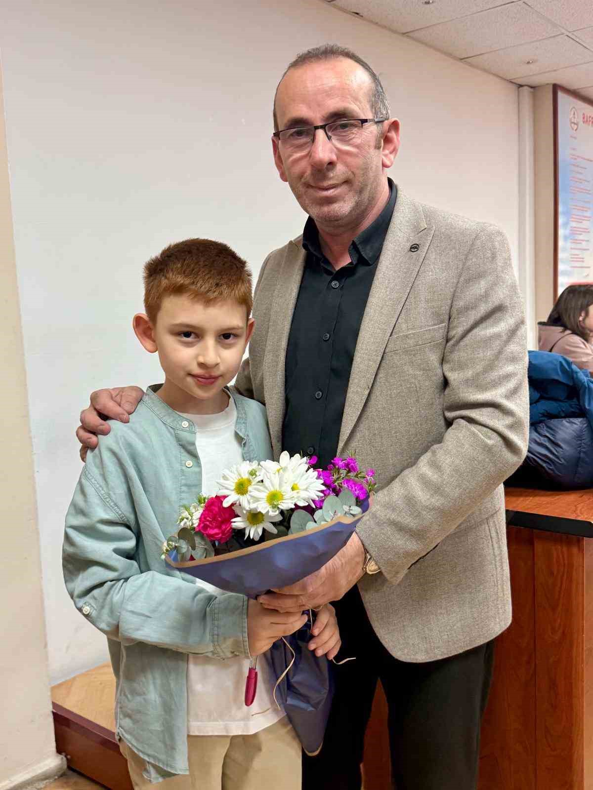 Minik yazarlardan büyük davranış: Kitaplarını sattılar, köy okuluna umut oldular
