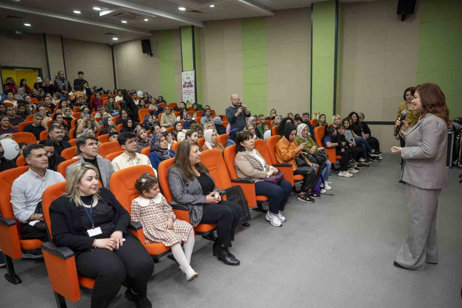 Minik yetenekler sahne aldı, bahar şenliği renkli geçti
Minik yetenekler sahne aldı, bahar şenliği renkli geçti