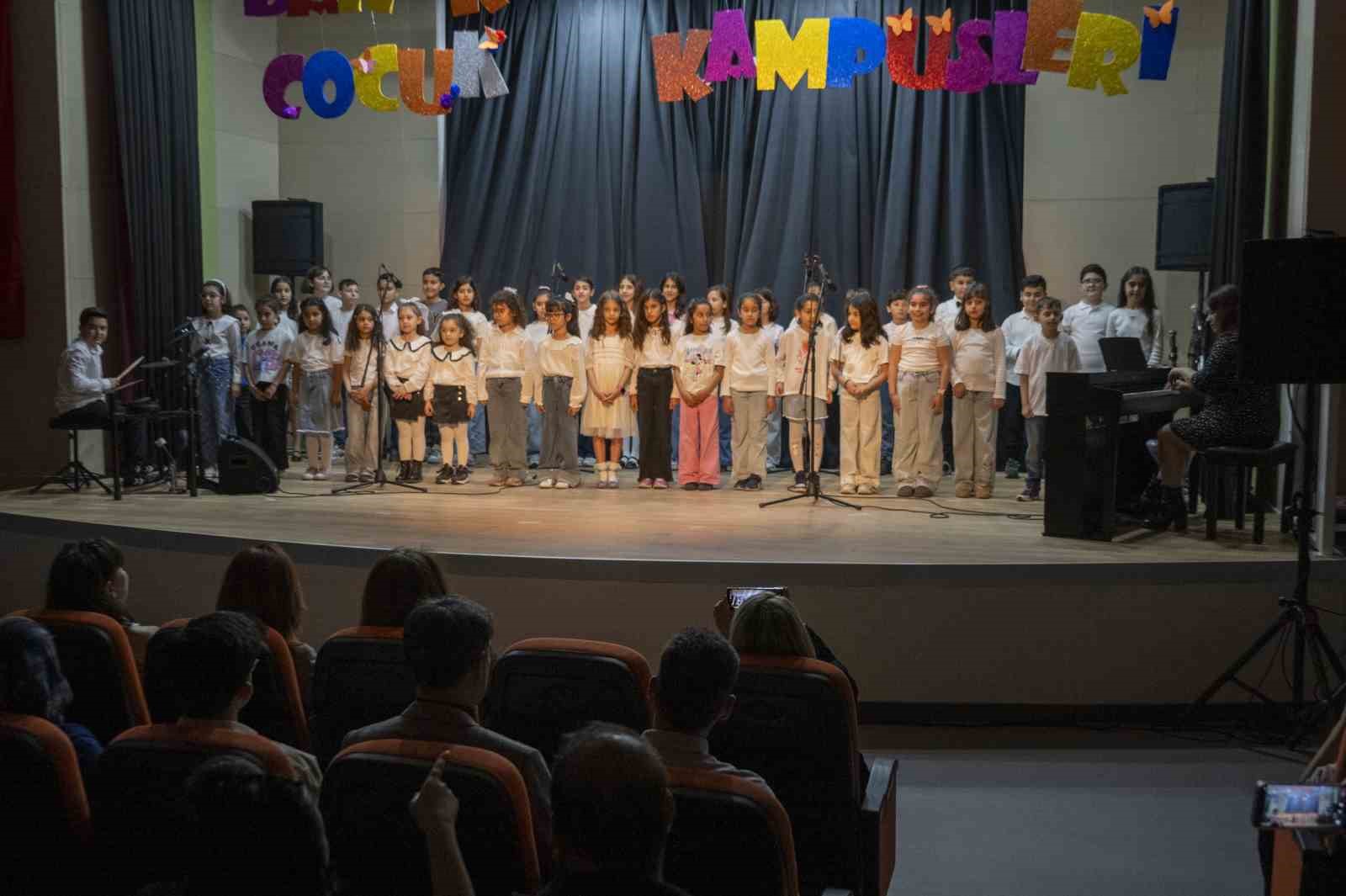 Minik yetenekler sahne aldı, bahar şenliği renkli geçti
Minik yetenekler sahne aldı, bahar şenliği renkli geçti