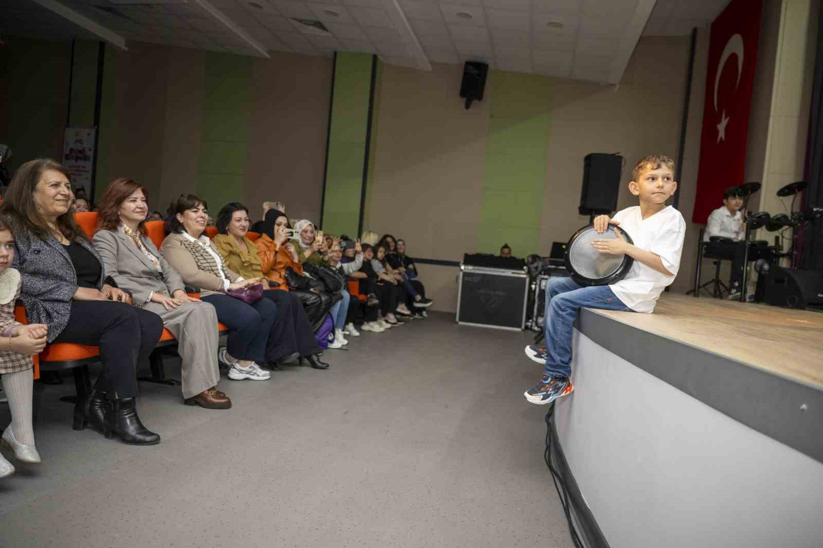 Minik yetenekler sahne aldı, bahar şenliği renkli geçti
Minik yetenekler sahne aldı, bahar şenliği renkli geçti