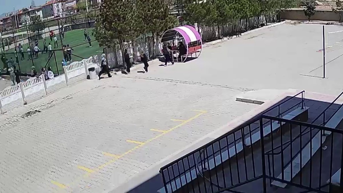 Minik yüreklerin polise yaptığı jest kalpleri ısıttı
