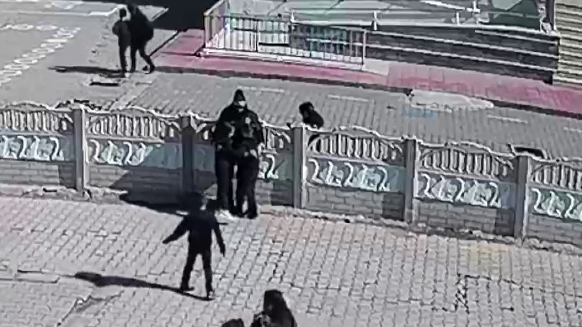 Minik yüreklerin polise yaptığı jest kalpleri ısıttı
