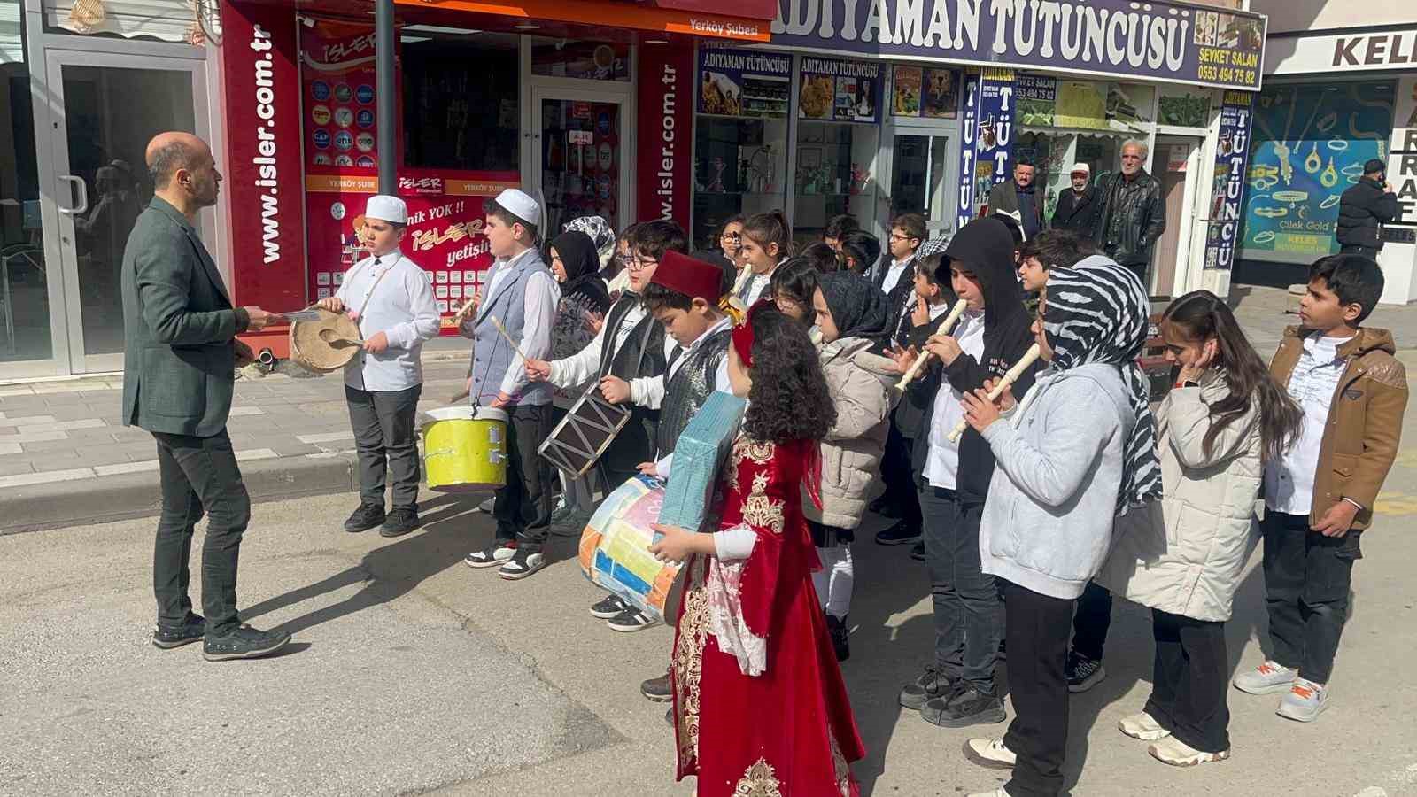 Minikler söyledikleri ilahilerle Yerköy’ü mest etti
