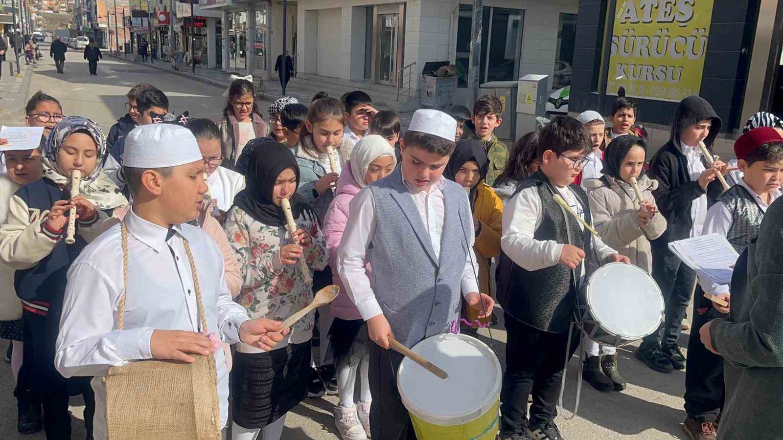 Minikler söyledikleri ilahilerle Yerköy’ü mest etti
