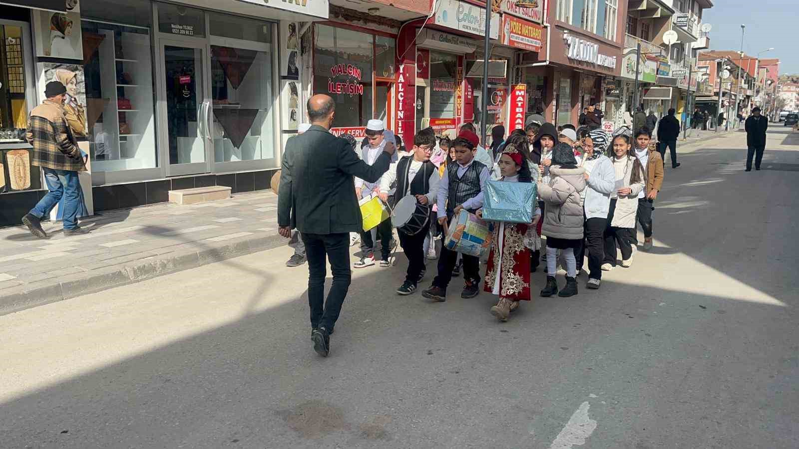 Minikler söyledikleri ilahilerle Yerköy’ü mest etti
