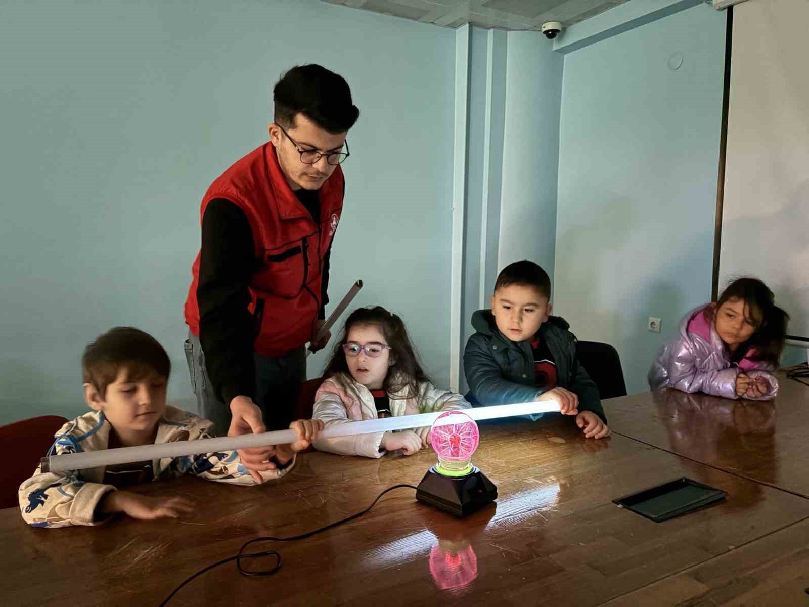 Minikler ’Tesla Bobini’ ile bilimin izini sürdü
