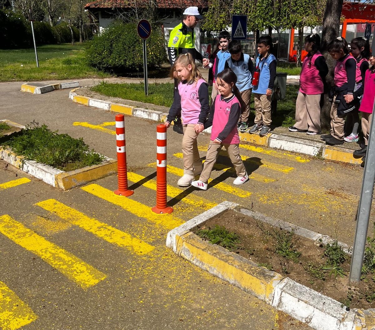 Minikler trafiği eğlenerek öğrendi
