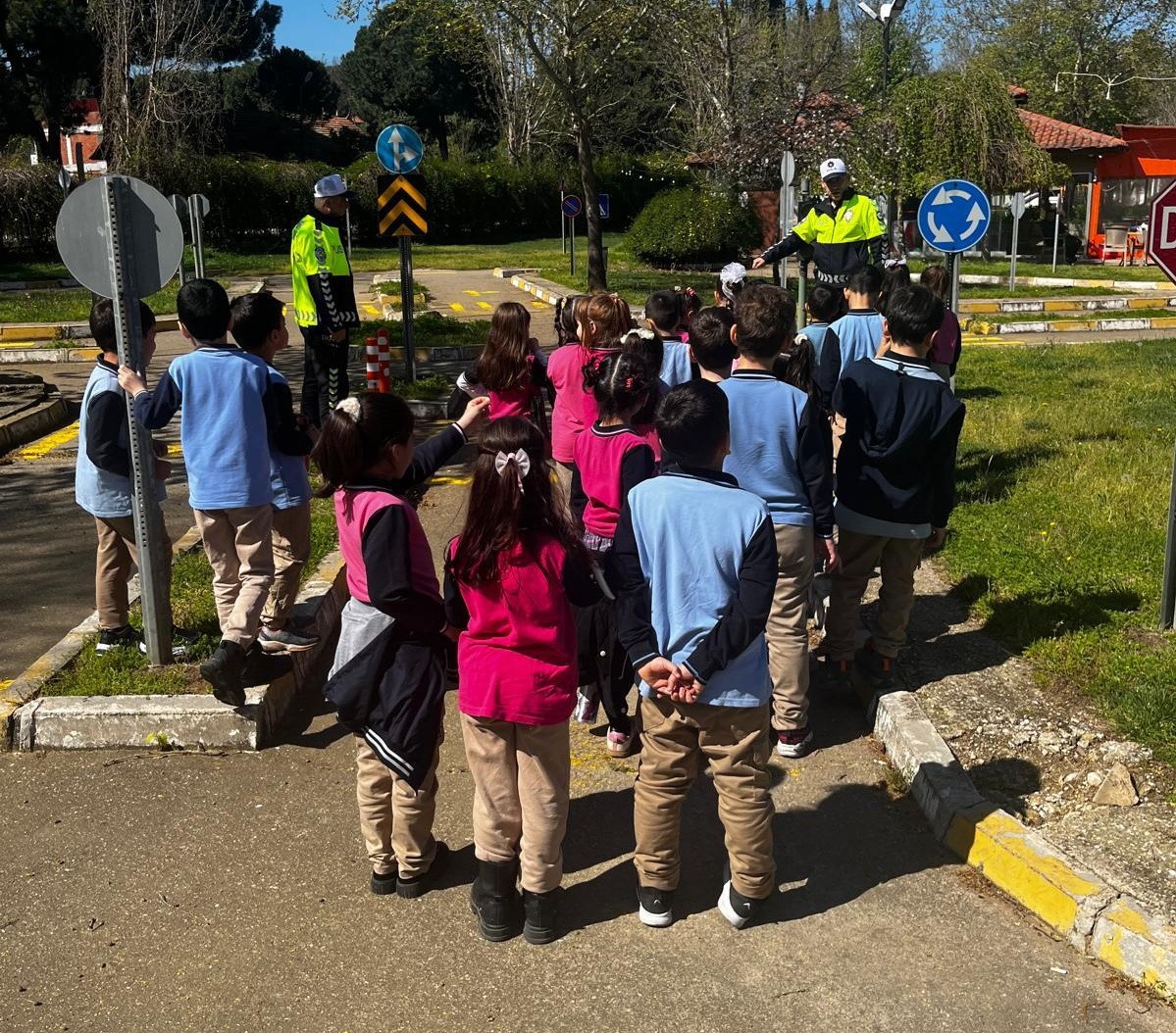 Minikler trafiği eğlenerek öğrendi
