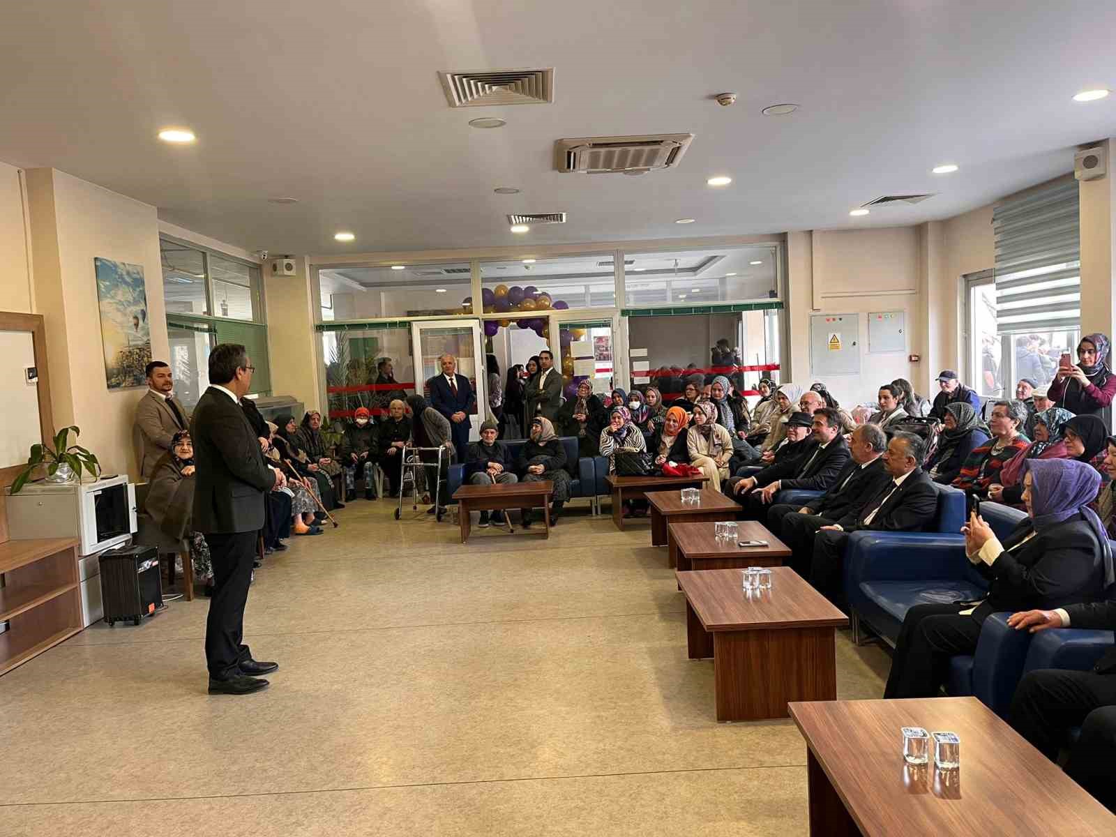 Miniklerden huzurevi sakinlerine anlamlı ziyaret
