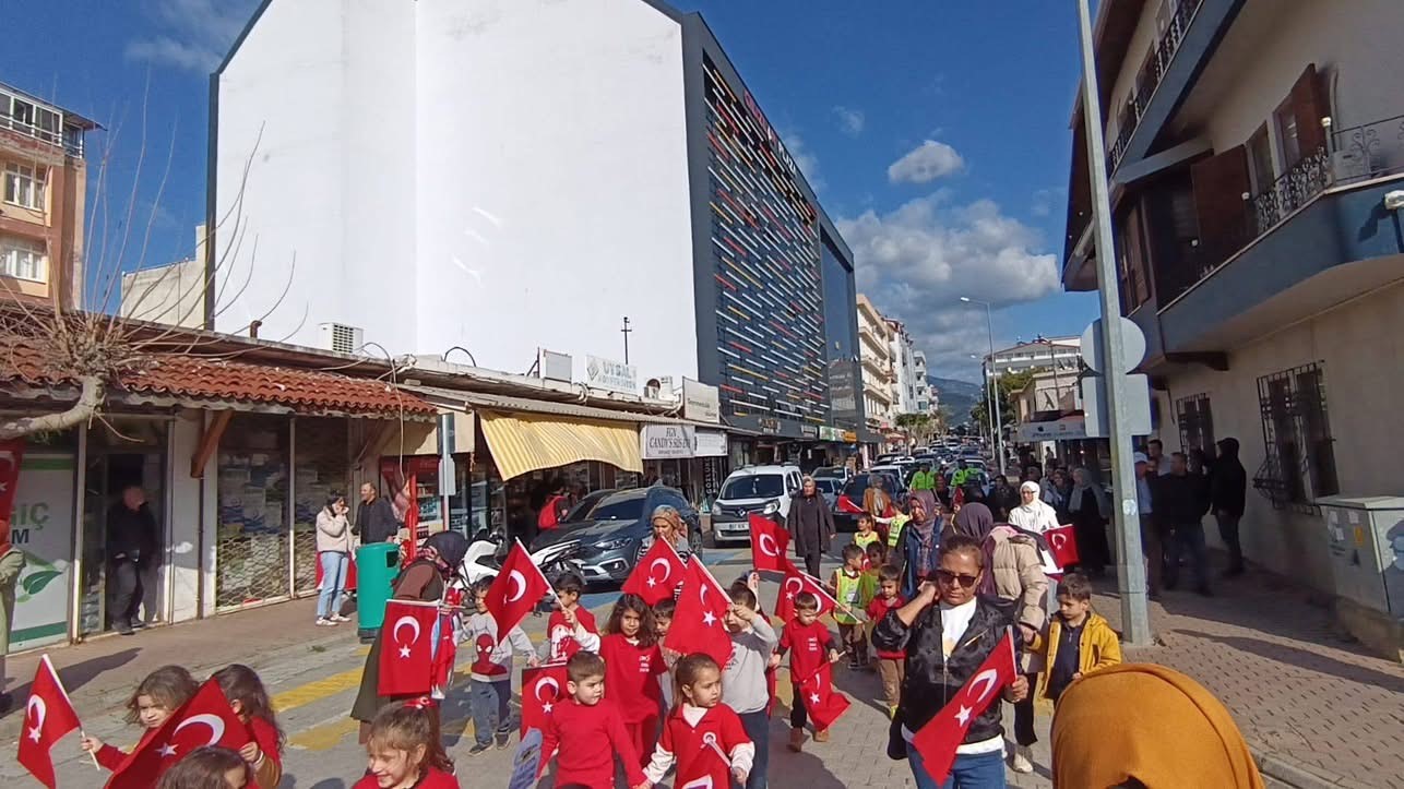 Miniklerden Ramazan davullarıyla renkli görüntüler oluşturdu
