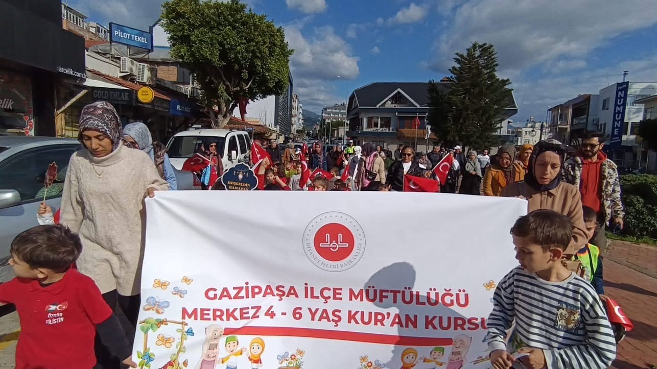 Miniklerden Ramazan davullarıyla renkli görüntüler oluşturdu
