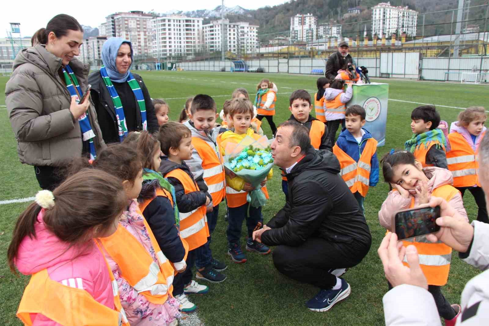 Miniklerden, Rizespor’a ziyaret
Miniklerden, Rizespor’a ziyaret