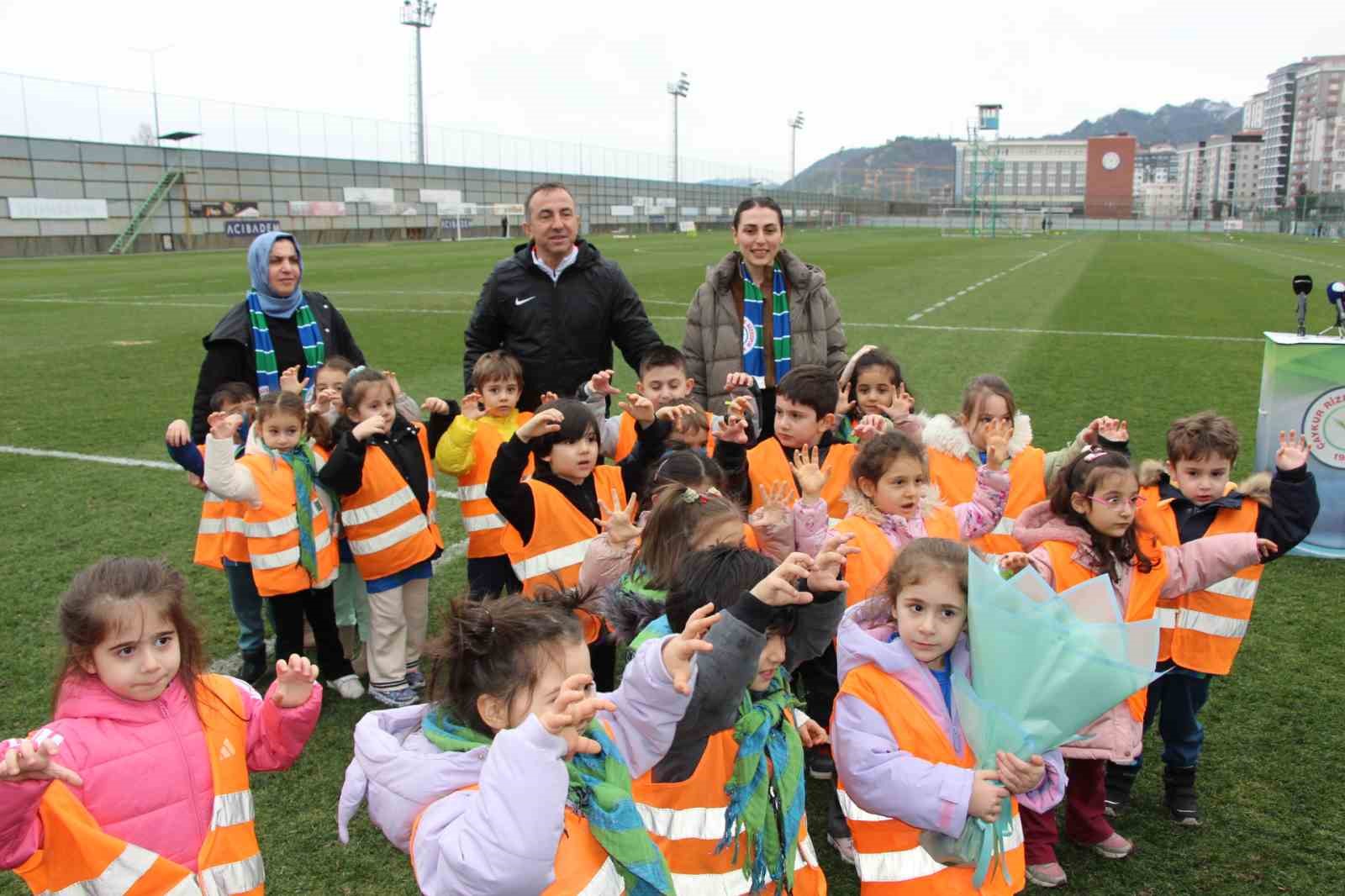 Miniklerden, Rizespor’a ziyaret
Miniklerden, Rizespor’a ziyaret