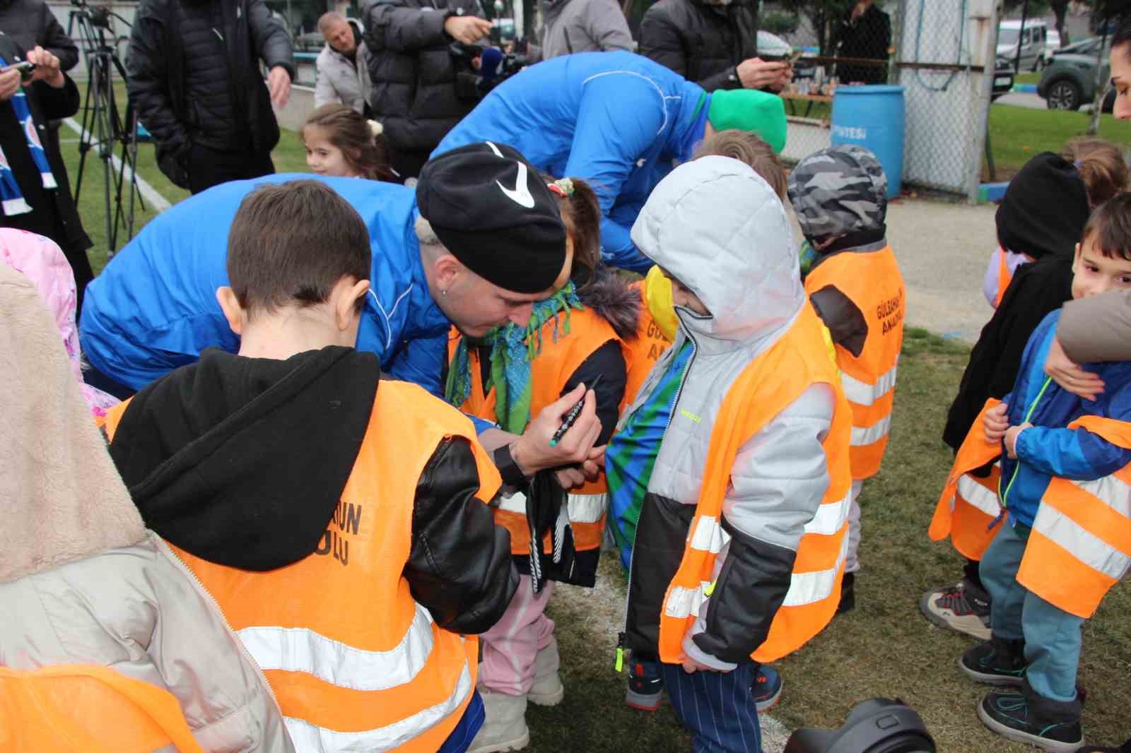 Miniklerden, Rizespor’a ziyaret
Miniklerden, Rizespor’a ziyaret