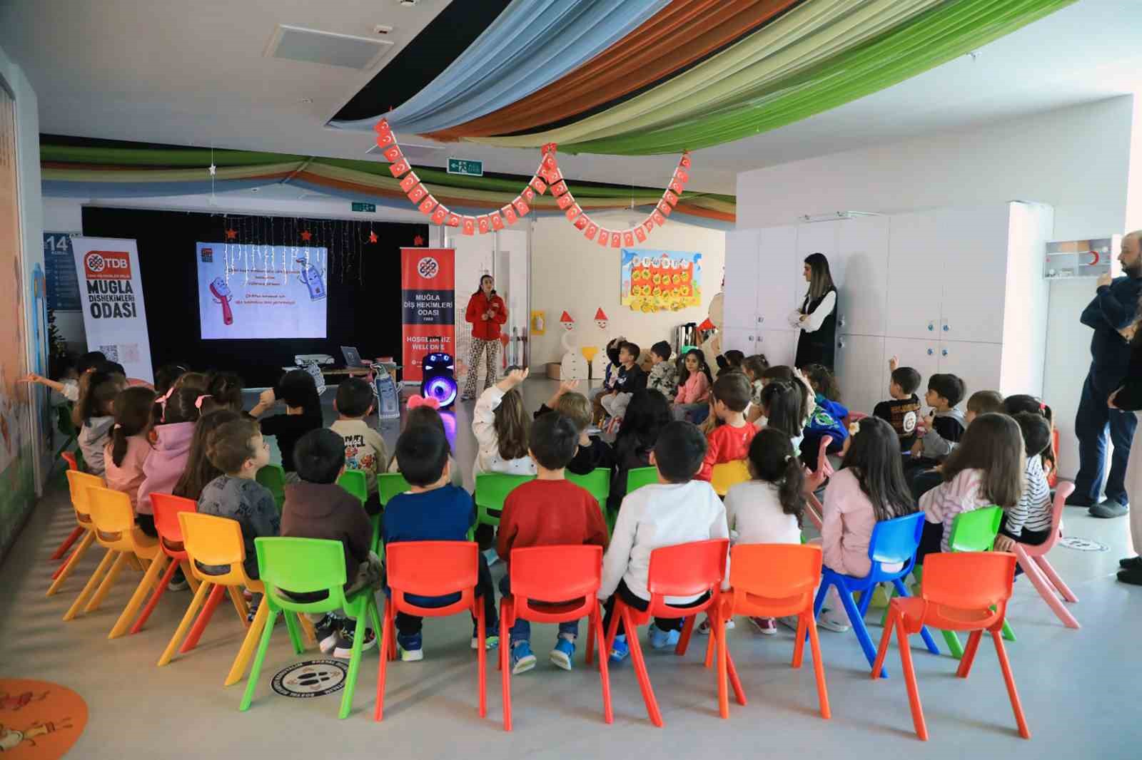 Miniklere ağız ve diş sağlığı eğitimi
