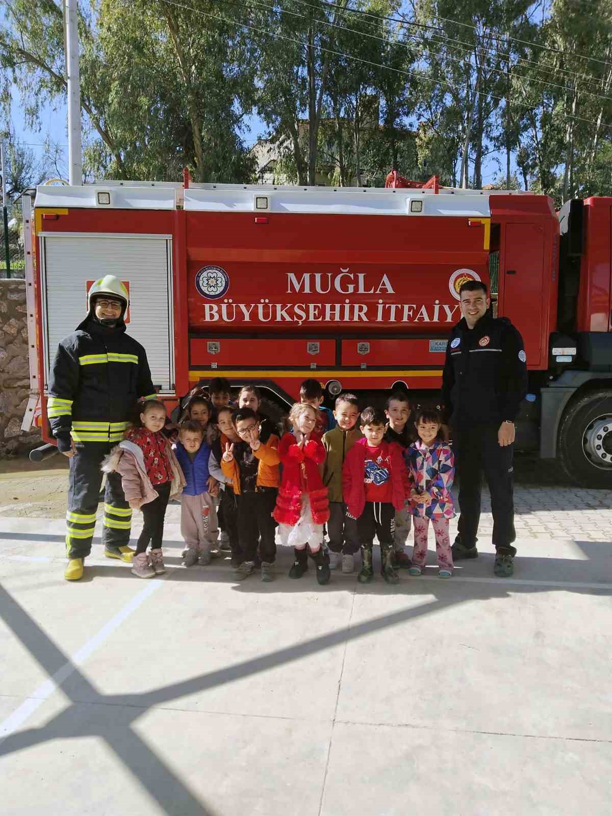 Miniklere yangın güvenliği eğitimi
